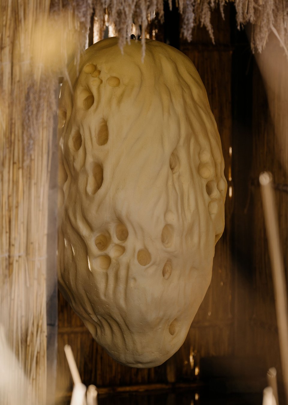 Puppen i sivhuset. Olivia Rode Hvass: <i>She listens but she can’t speak</i>, 2026. Foto: David Stjernholm