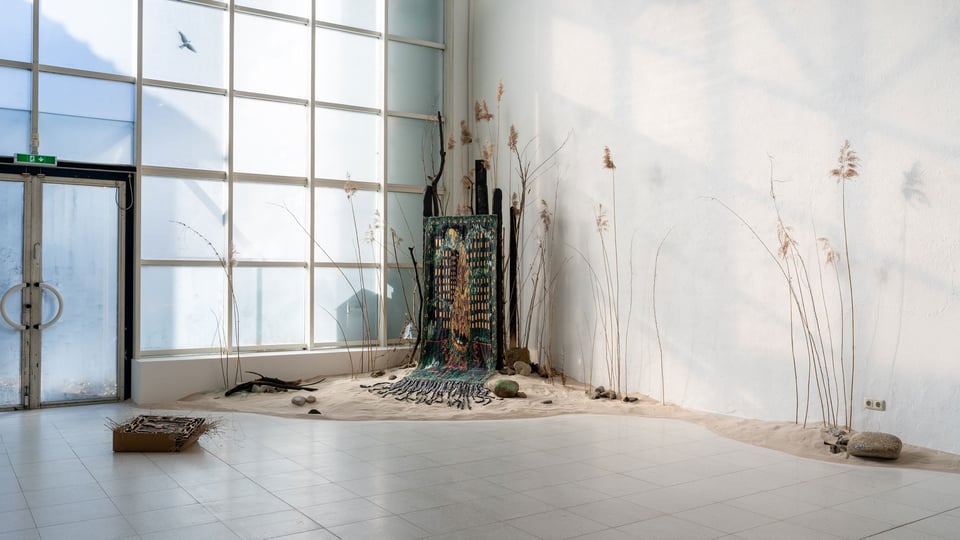 Installationsview fra Trier Kunsthalle <i>De-varme-hænder-(hot-hands!)</i>, 2025. Foto: Omram Bhagchandani