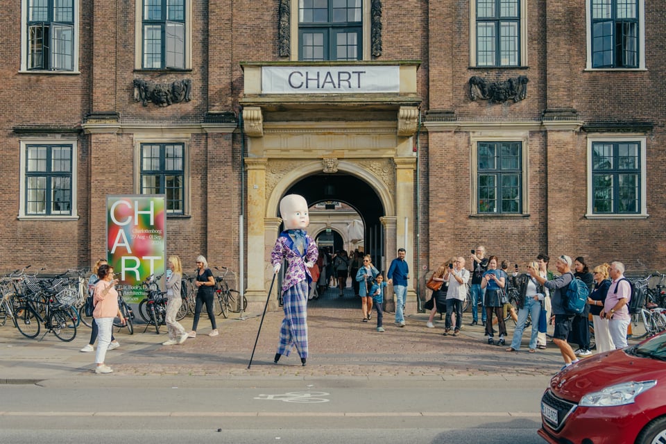 Kunstteater var en del af performanceprogrammet på CHART 2024. Foto: Joakim Züger and BARSK Projects.