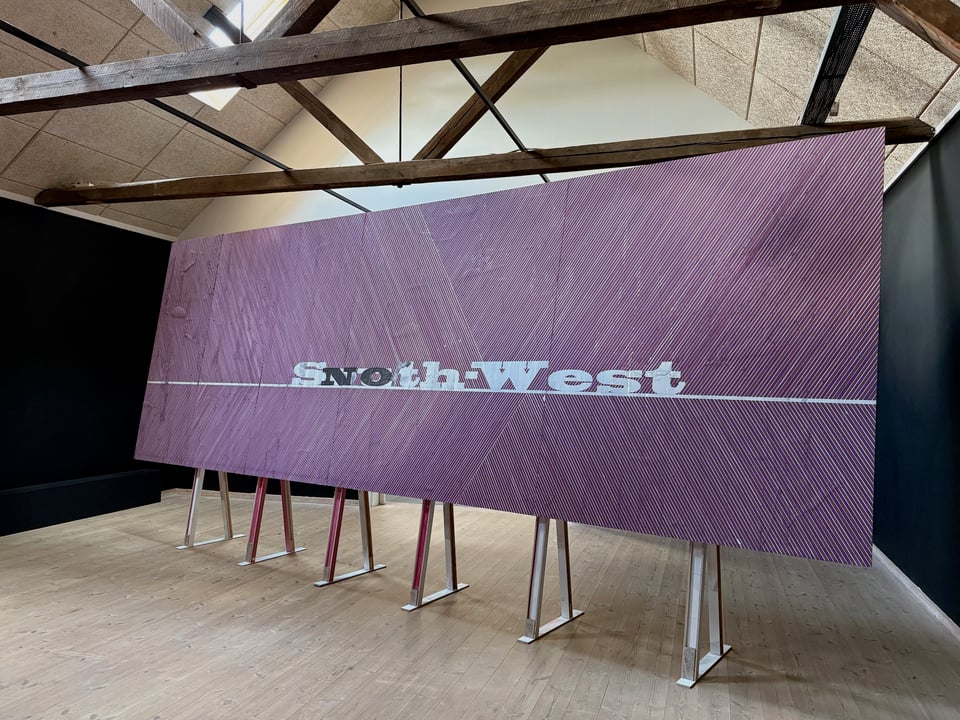 Michael Mørk, <i>SouthWest NOrth West</i>, 2021-2025. Mixed medie/ krydsfiner, 259 x 592 cm. Foto: Michael Mørk.