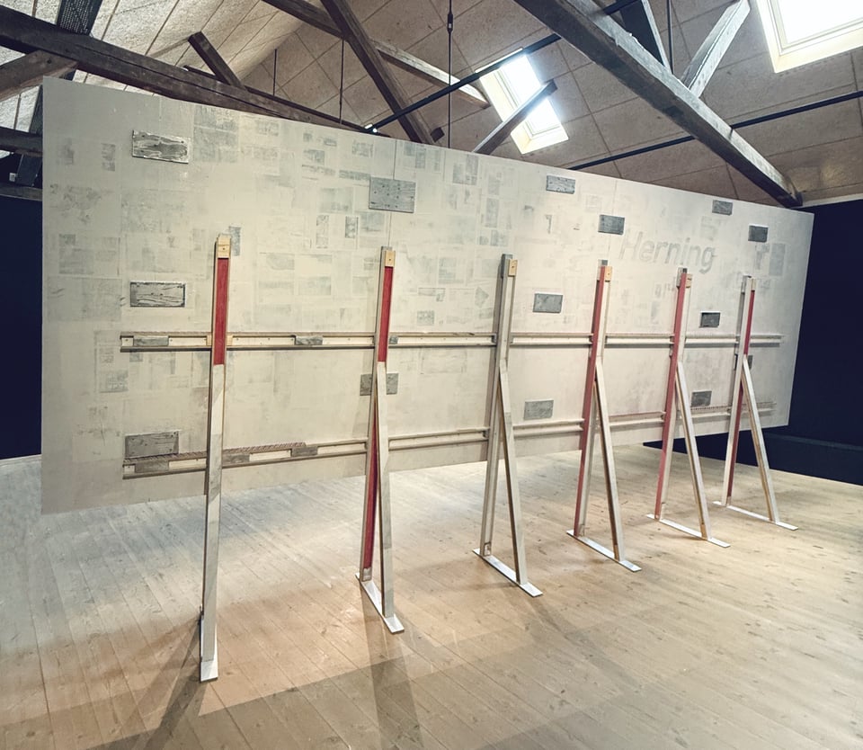 Michael Mørk, <i>SouthWest NOrth West</i> (detaljefoto), 2021-2025. Mixed medie/ krydsfiner, 259 x 592 cm. Foto: Michael Mørk.