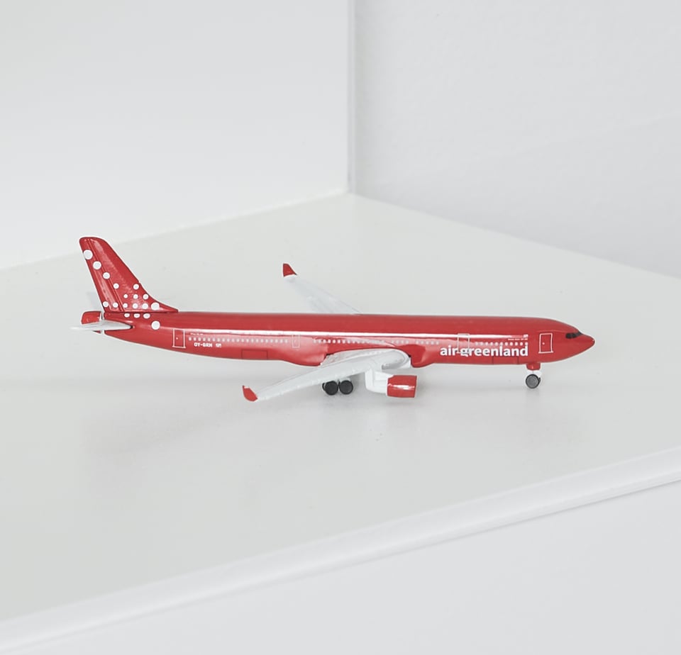 Martin Brandt Hansen. <i>A dream of Mitsivarniannga</i> (detalje), 2023. Stentøj, plastik, rypevinger, flymodeller.