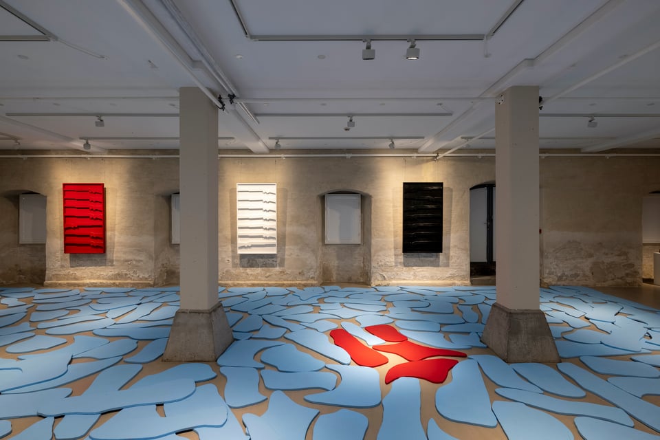 Isle Hessner, <i>STORIS</i>, stedsspecifik installation, 2025. Foto: Torben Eskerod, Nordatlantens Brygge