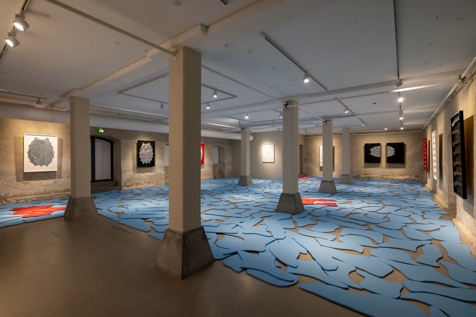 Isle Hessner, <i>STORIS</i>, stedsspecifik installation, 2025. Foto: Torben Eskerod, Nordatlantens Brygge