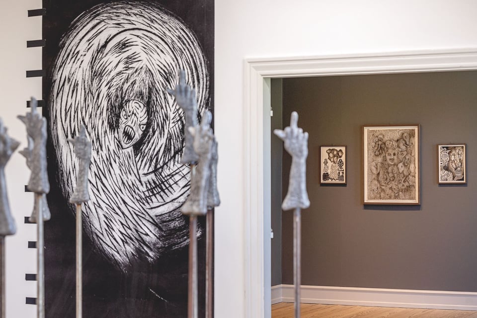 Julie Nord, <i>Gråzone</i> (2015-2016), udvalgte værker og Sahar Jamili, <i>What the Hell</i> (2025), udsnit. Foto: Frida Gregersen