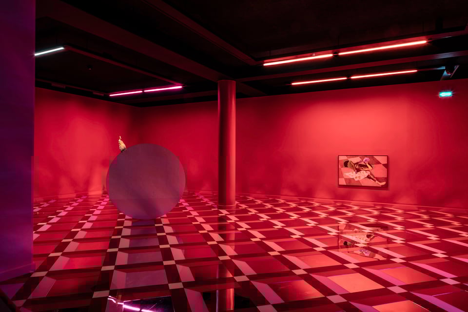 Alex Da Corte: Installationsview, <em>Delirium I</em>, Kunsten 2025/26. Foto: Niels Fabæk/Kunsten.