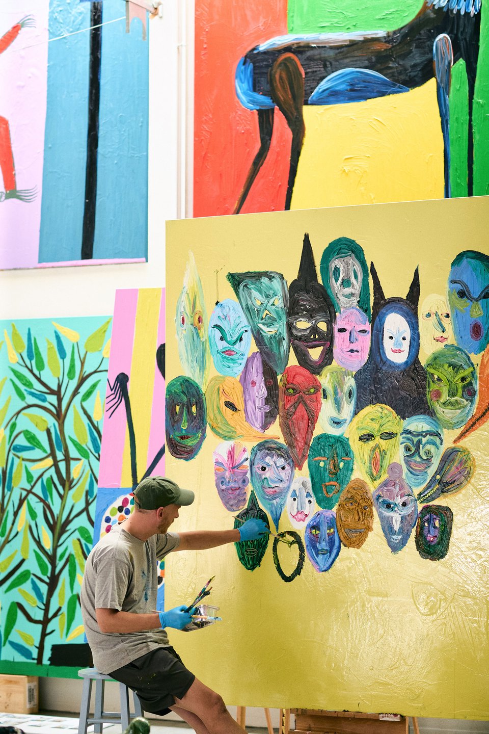 Frederik Næblerød arbejder på værket <i>Mood Swings</i> i sit eget atelier. Foto: Fredrik Clement