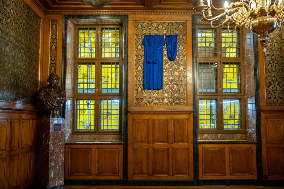 Formandens kontor med Bigitte Boesgaard <i>Udfald, koboltblå</i> (2024) og buste af C4 (Kopi efter Francois Dieussart på Rosenborg Slot). Foto: Dansk Erhverv.