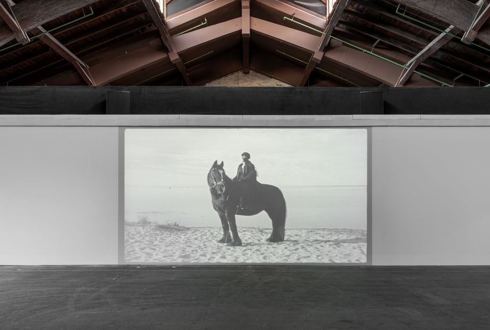 Eliyah Mesayer: <i>ALL RISE</i>, Godsbanen, 2025. Foto: David Stjernholm