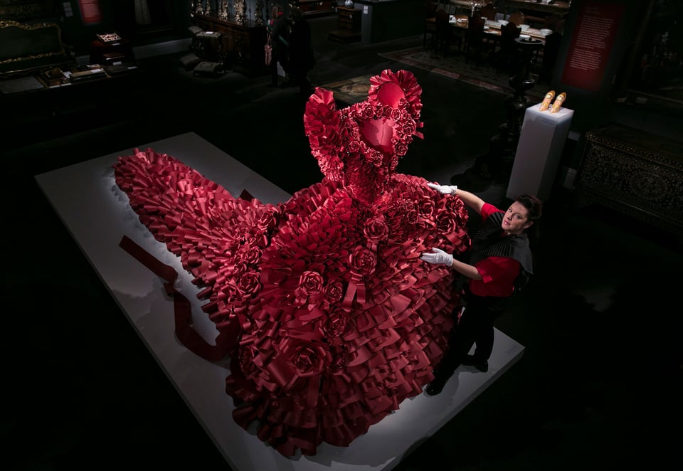 Zoe Bradley: <i>Red Ruffle Rose Dress</i>. Foto: Sothebys / Museum for Papirkunst.