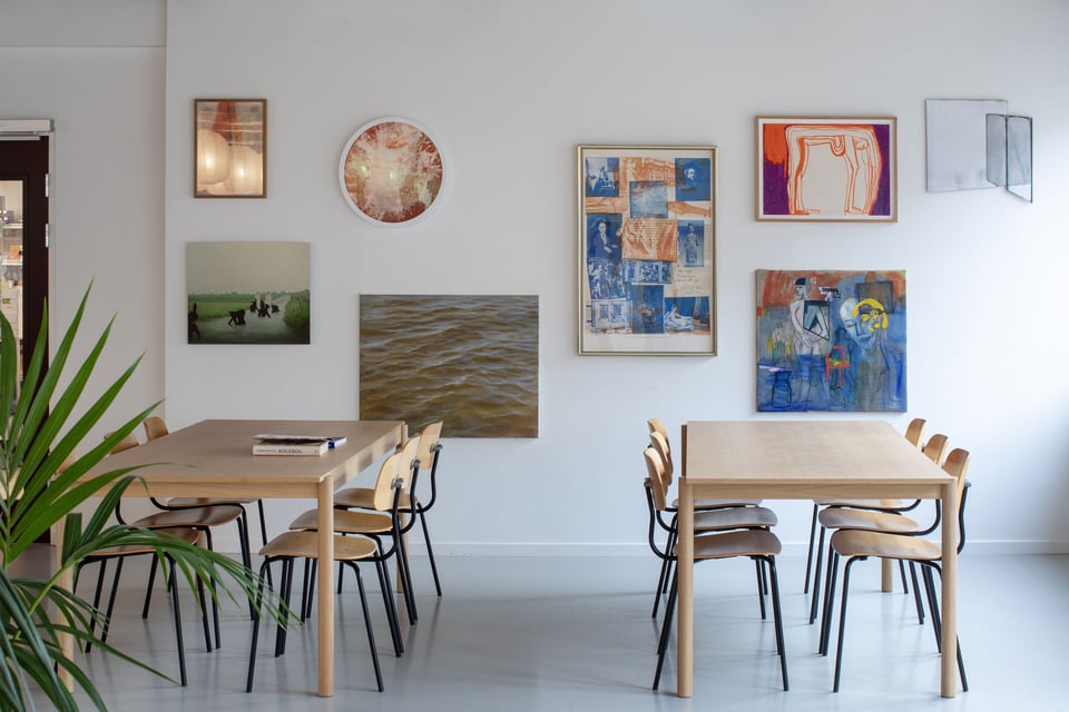 Til dagligt kan kommunens kunstværkerne findes på kommunale arbejdspladser og instutioner. Som her i Café B på Jobcenter København. Foto: Karina Tengberg