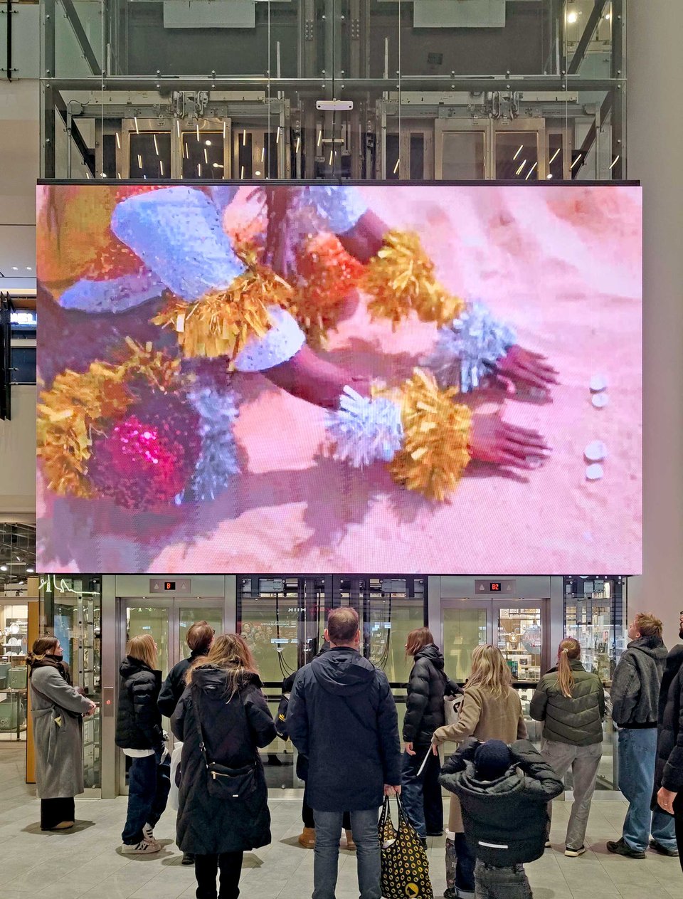 Platform 5:55 viser den nigeriansk-amerikanske kunstner Ayodamola Okunseinde på reklameskærmene i Frederiksberg Centeret. Foto: Platform 5:55
