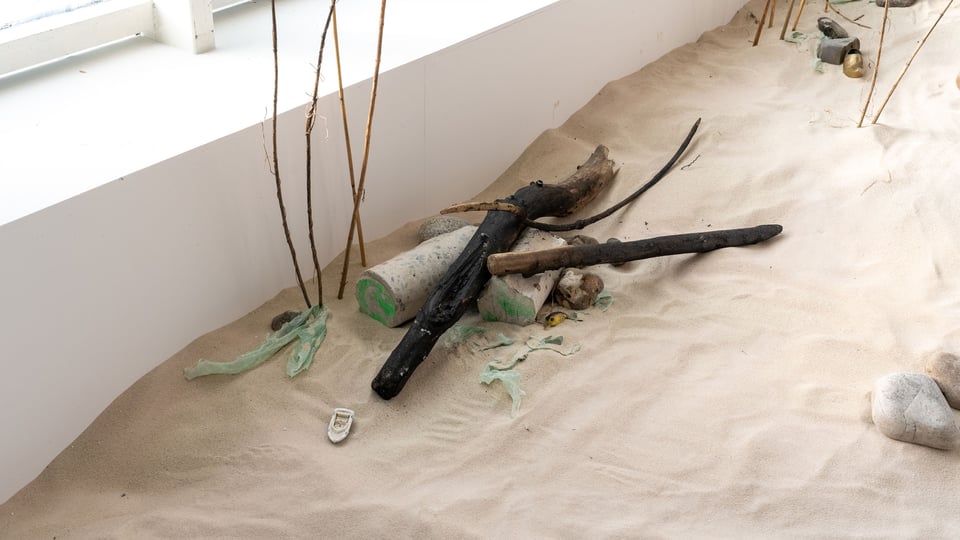 Detalje fra installationen <I>De-varme-hænder-(hot-hands!)</I>, 2025, Trier Kunsthalle. Foto: Omram Bhagchandani