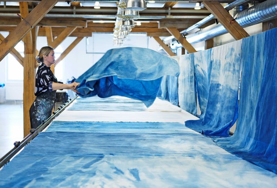 Anne Nowak har arbejdet i tekstiltrykværkstedet på en installation til Roskilde festivalen i 2022. Foto: Anne Marie Jo