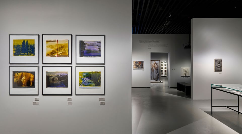 Installationsfoto fra udstillingen <i>Jytte Rex – Drømmen og den rasende latter</i> i Den Sorte Diamant – Det Kgl. Bibliotek. Foto: Anders Sune Berg.