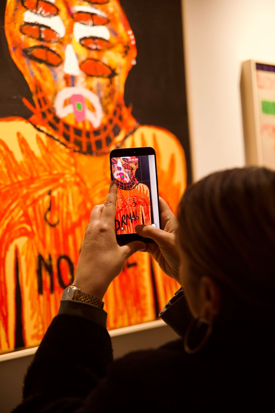 Fra udstillingsåbningen af Haidar Ansari og T.Ankers  <i>GUD BEVARE DE GRIMME BØRN</i>. Foto: Josephine Celine.