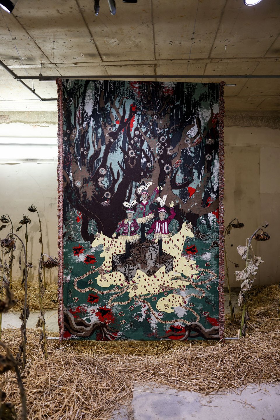 En af Olivia Rode Hvass' vævede billedtæpper præsenteret under Luxembourg Art Week i 2025 i installationen <i>HUNT(ED)</i>. Foto: Patty Neu