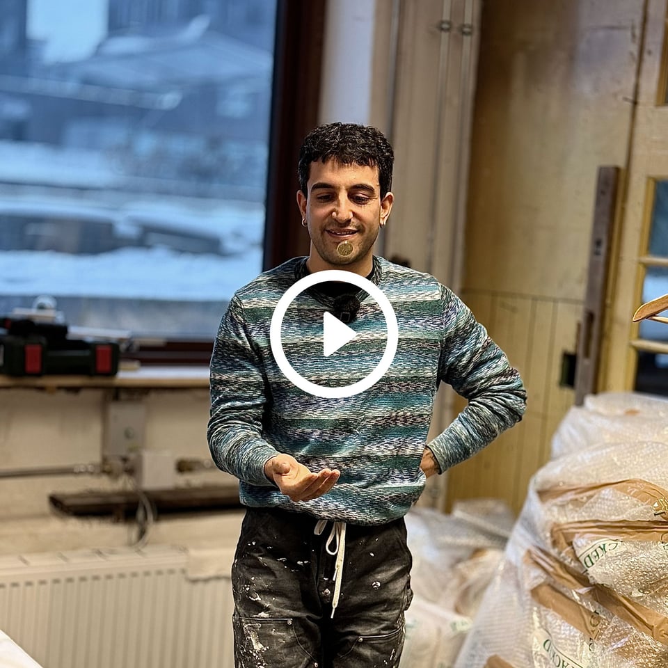 Hør podcasten <i>SKABT uden at spilde tiden</i> med Ihsan Saad Ihsan Tahir lavet af Kunsthal Kongegaarden, med støtte fra 15. Juni Fonden.