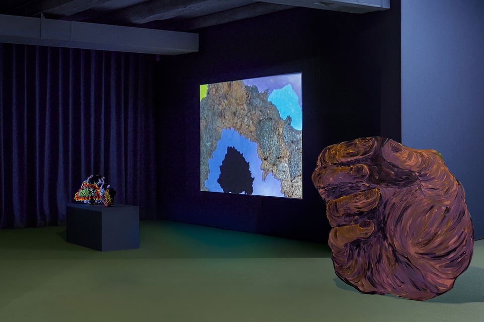 Egill Sæbjörnsson: <i>Big Hand</i>, 2026 og <i>Pleasure Stones</i>, 2008. Foto: Chris Calmer.