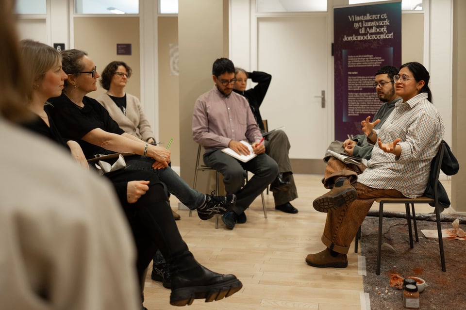 Fra fagdagen på Jordemodercentret, hvor de udstillende kunstnere gav indsigt i værkerne. Foto: Simon Bendix Borregaard