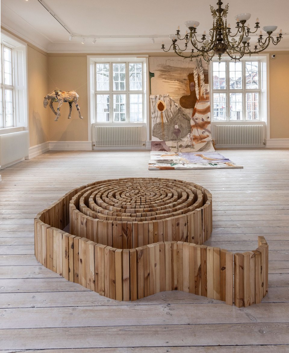 Værk på gulv, forrest: Jens Chr. Jensen; Værk på gulv, bagerst: Gitte Winther; Værk på væg: Pia Skogberg. Foto: Ole Akhøj.