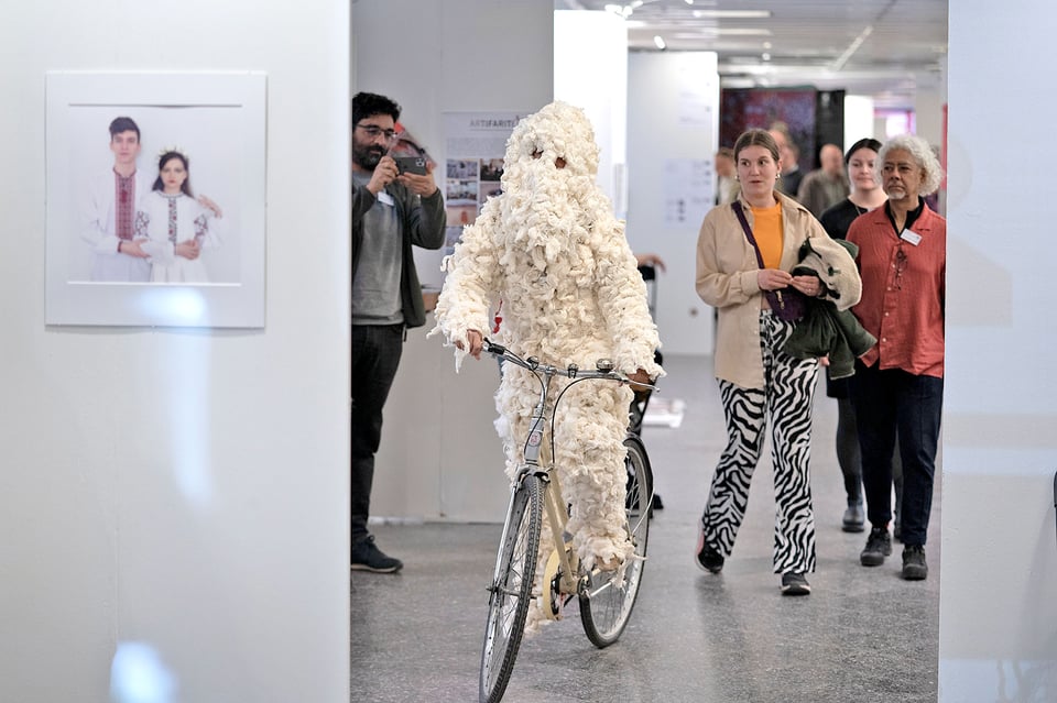 Performance med Rebus José Figueroa på Supermarket 2026 - Stockholm Independent Art Fair. Pressefoto