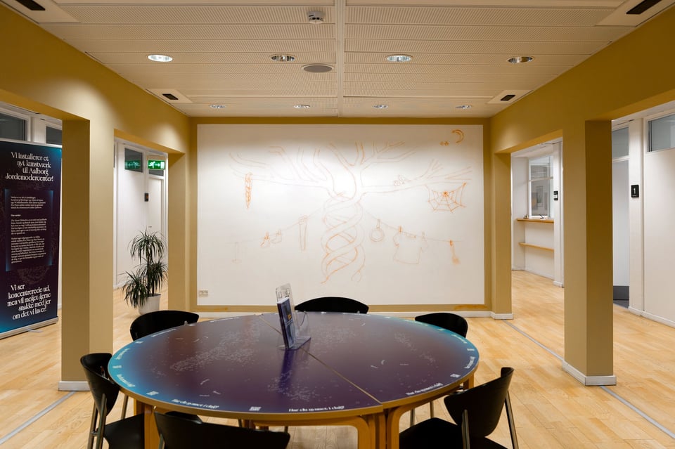 Venteværelset i Ålborg Jordemodercenter. I baggrunden <i>The Great Clotheslines</i> af Eva Posas & Alan Sierra. Foto: Simon Bendix Borregaard