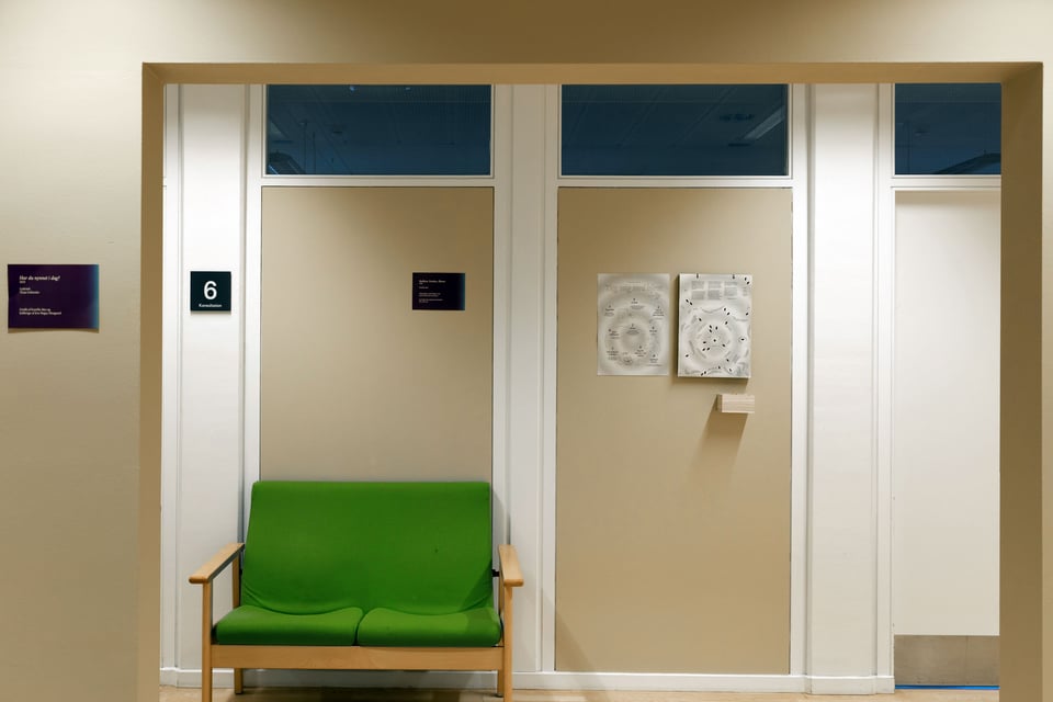Venteværelset i Jordemodercentret. Kamilla Mez’ værk <i>Bukken, Venden, Åbnen</i> hænger på væggen i baggrunden. Foto: Simon Bendix Borregaard